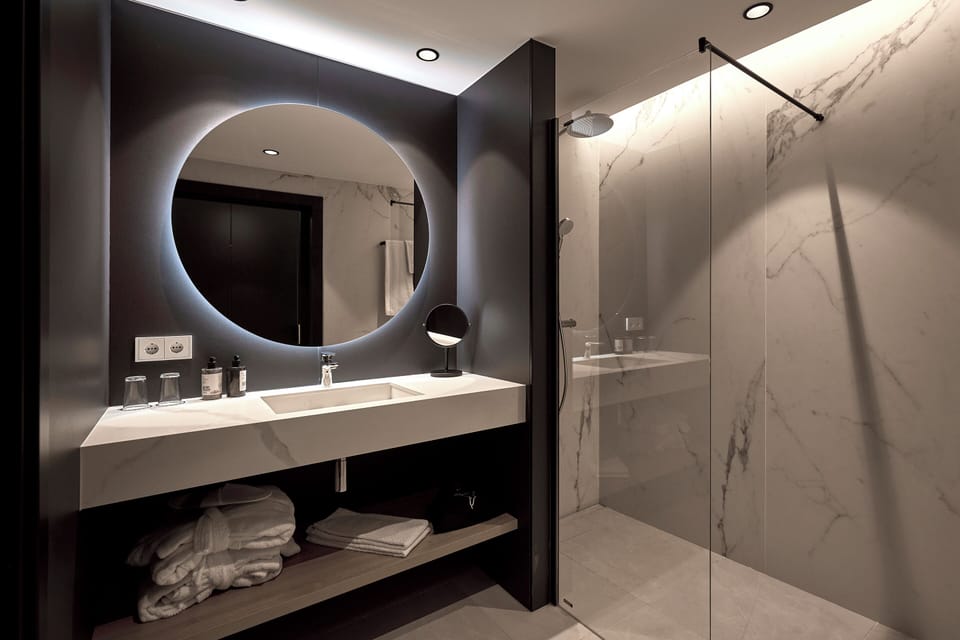 Junior Suite, Terrace, Poolside | Bathroom | Hair dryer, towels, soap, shampoo