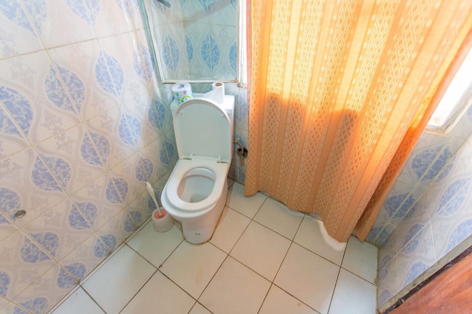 Suite | Bathroom | Shower, rainfall showerhead, towels
