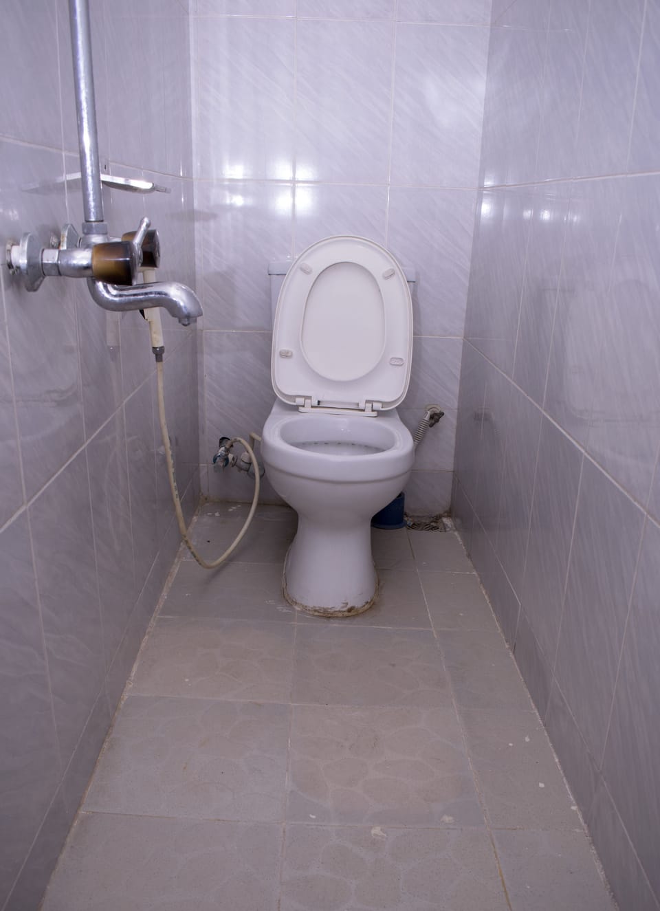 Combined shower/tub, deep soaking tub, rainfall showerhead, towels