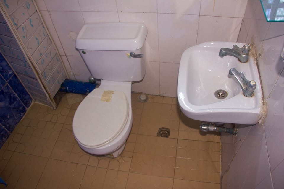 Shower, rainfall showerhead, free toiletries, towels