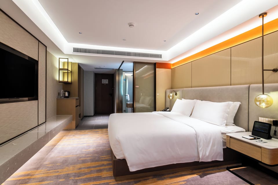 Design Room (1 King Bed) | In-room safe, desk, blackout drapes, soundproofing