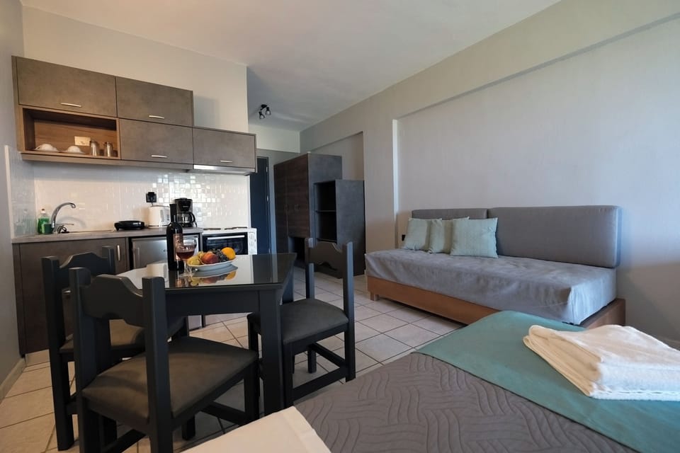 Studio | In-room safe, desk, laptop workspace, soundproofing