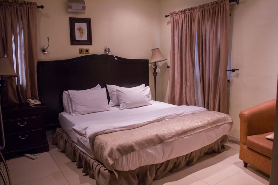 Standard Room | Desk