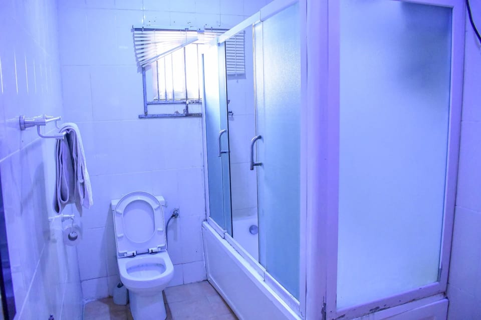 Shower, rainfall showerhead, free toiletries, towels