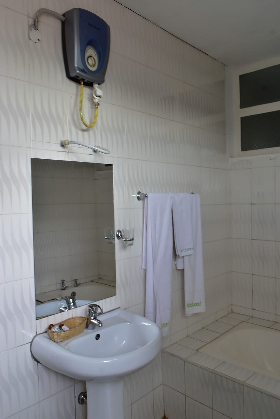 Standard Double Room | Bathroom | Combined shower/tub, free toiletries, towels