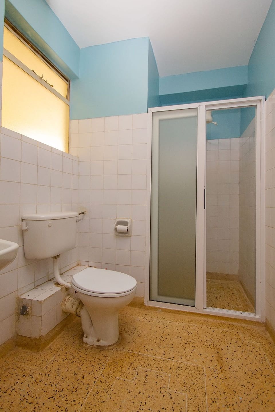Shower, free toiletries, towels