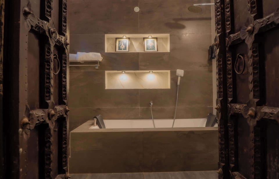 Maharaja Suite Room | Bathroom | Shower, towels
