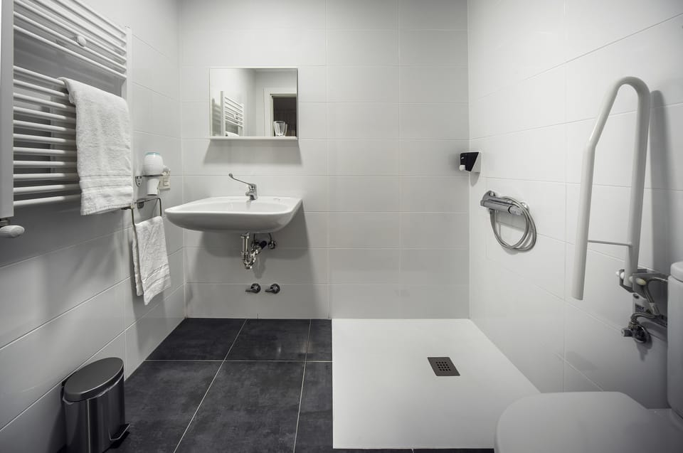 Double Room | Bathroom | Shower, free toiletries, hair dryer, towels