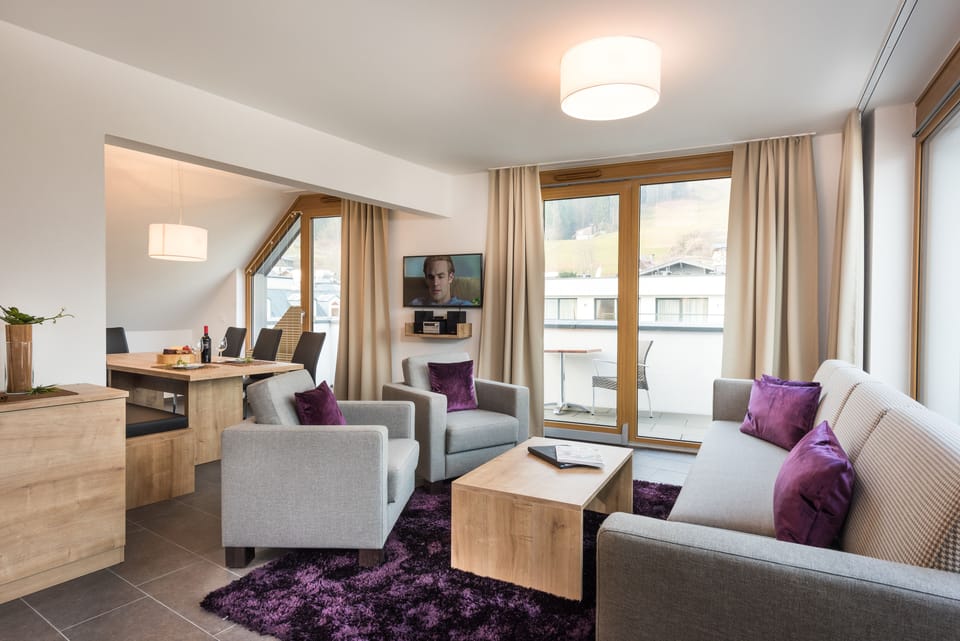 New room name:Penthouse, 3 bedrooms, 2 bathrooms (Alpine Dreams) | Living area | TV