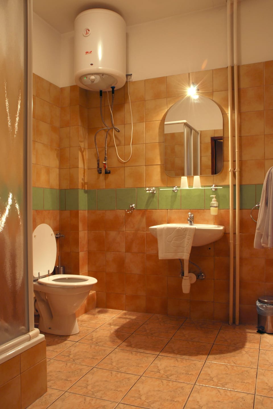 Shower, free toiletries, towels