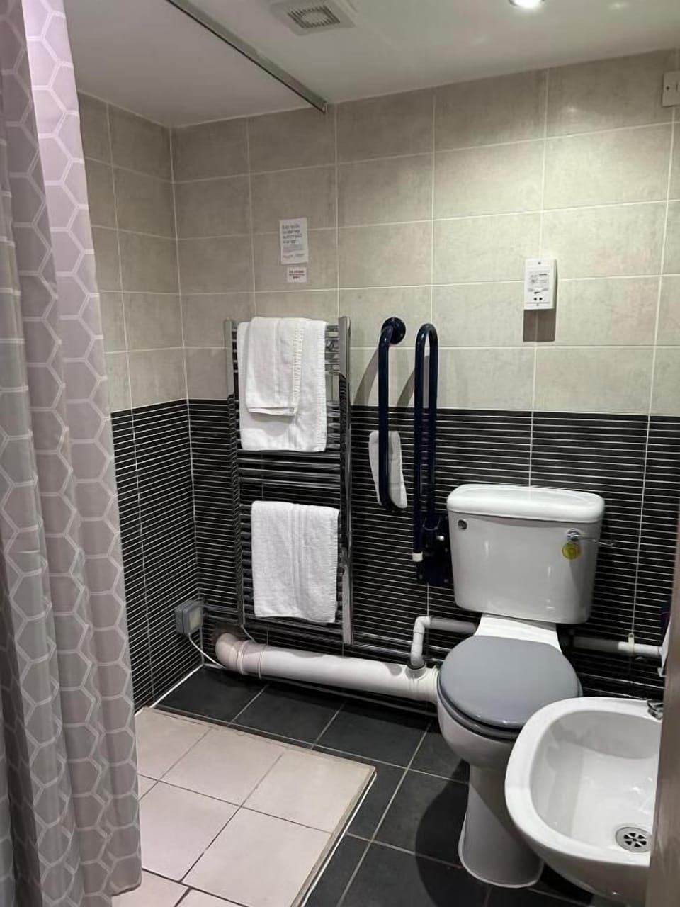 Double Room Accessible | Bathroom | Free toiletries, hair dryer, towels
