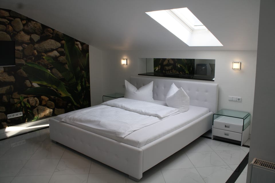 Double or Twin Room | Living area | Flat-screen TV, pay movies