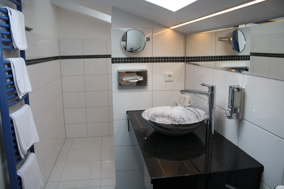 Single Room | Bathroom | Separate tub and shower, free toiletries, hair dryer, slippers