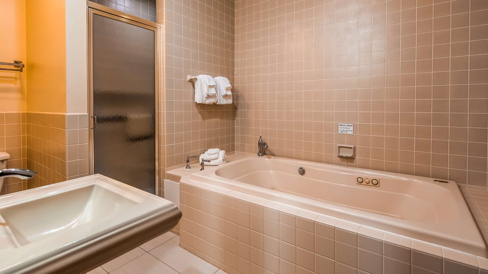Bathtub, free toiletries, hair dryer, towels