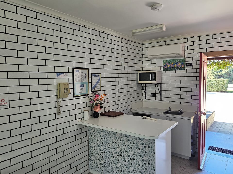 Queen Studio | Premium bedding, iron/ironing board, free WiFi, bed sheets