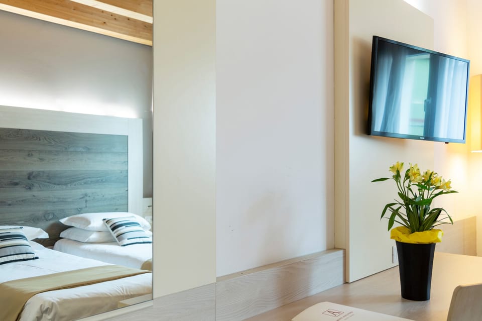 Superior Double or Twin Room | In-room safe, desk, blackout drapes, soundproofing