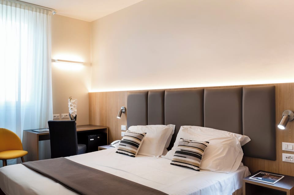 Double or Twin Room | In-room safe, desk, blackout drapes, soundproofing