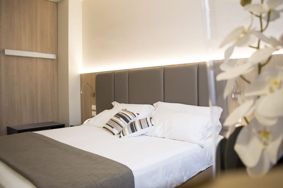 Double or Twin Room | In-room safe, desk, blackout drapes, soundproofing