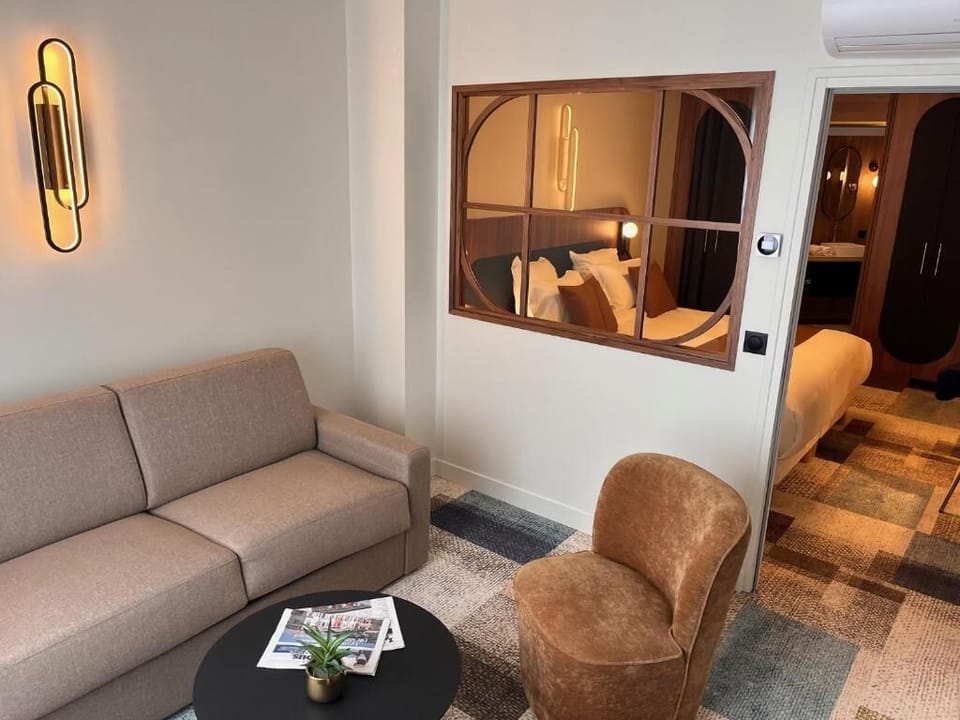Suite | Premium bedding, pillowtop beds, desk, laptop workspace