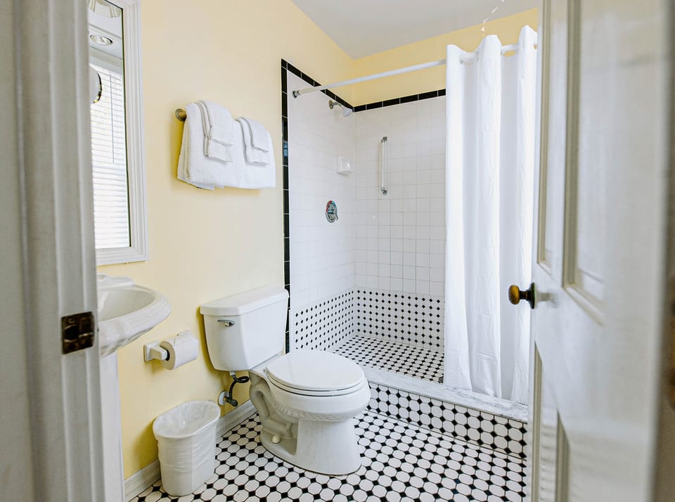 The Curry Classic | Main Mansion Queen | Bathroom | Free toiletries, hair dryer, towels, shampoo