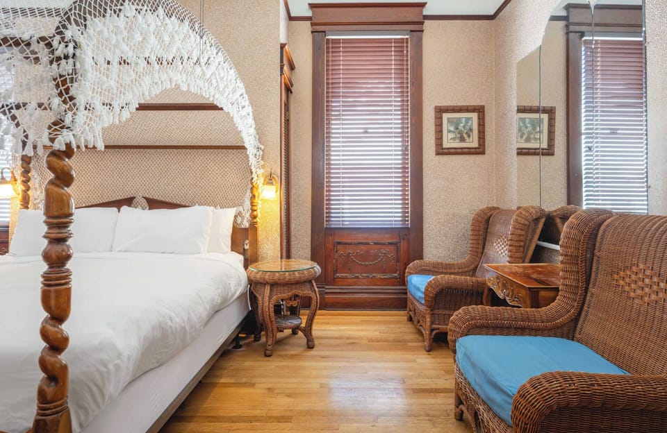 The Curry Classic | Main Mansion King | Premium bedding, pillowtop beds, individually decorated