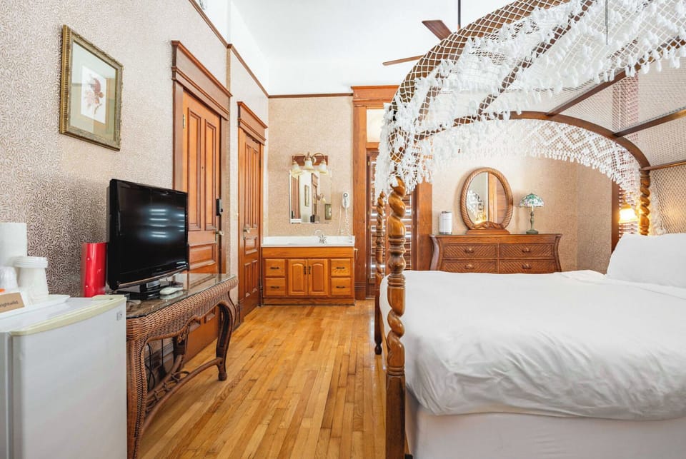 The Curry Classic | Main Mansion King | Premium bedding, pillowtop beds, individually decorated