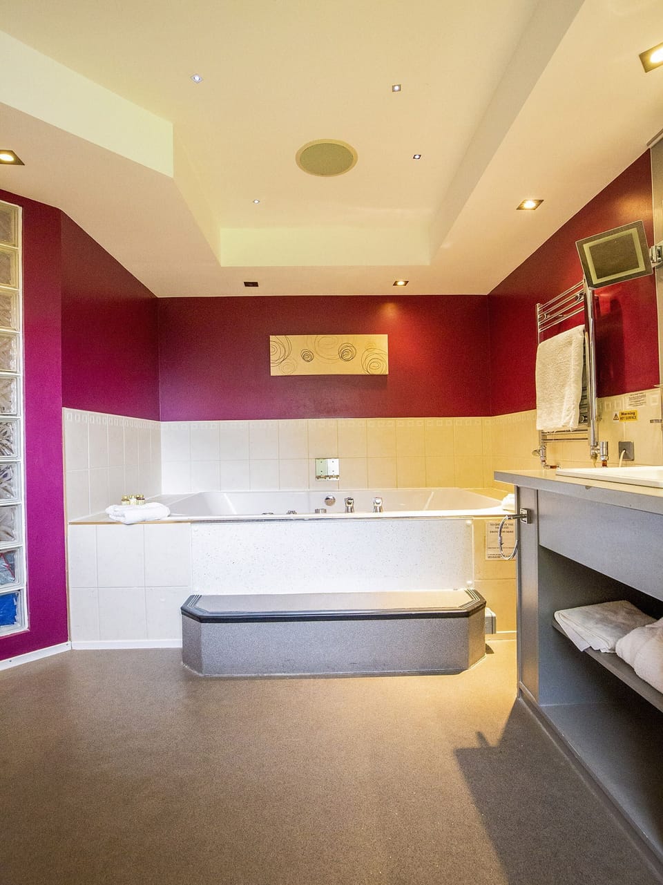 Superior Suite, 1 Queen Bed | Bathroom | Combined shower/tub, free toiletries, hair dryer, towels