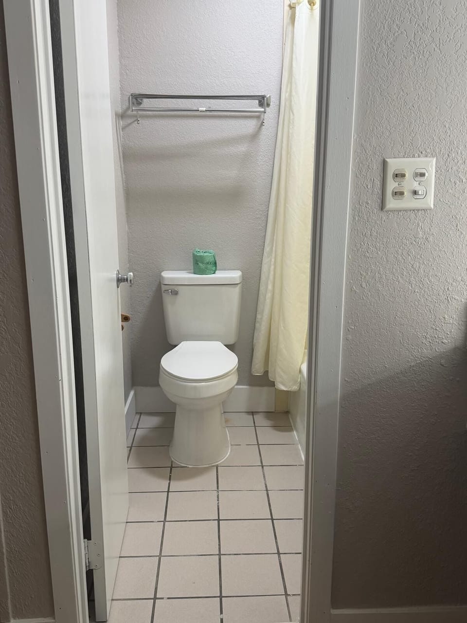 Combined shower/tub, free toiletries, hair dryer, towels
