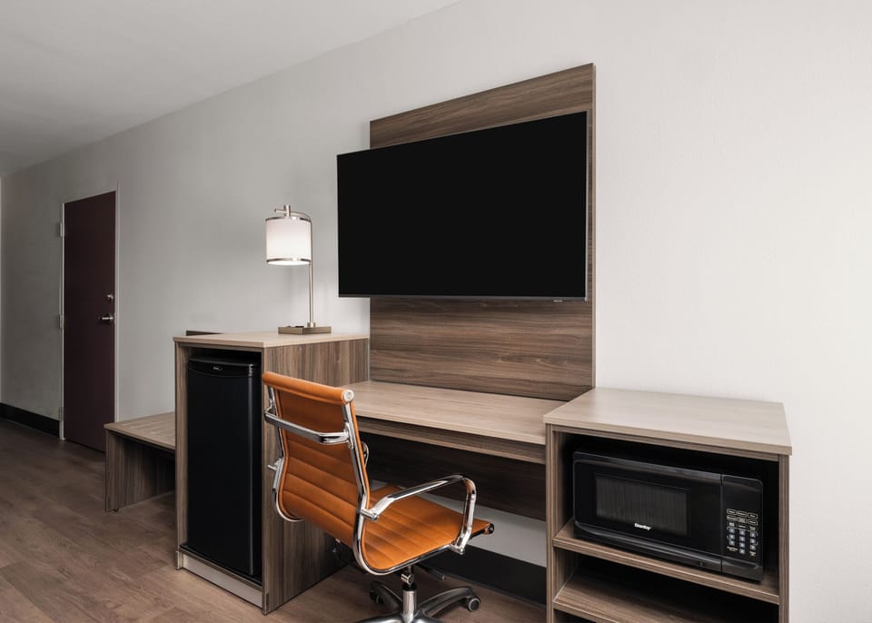 Standard Room, 1 King Bed, Accessible (Mobility) | Premium bedding, desk, laptop workspace, blackout drapes