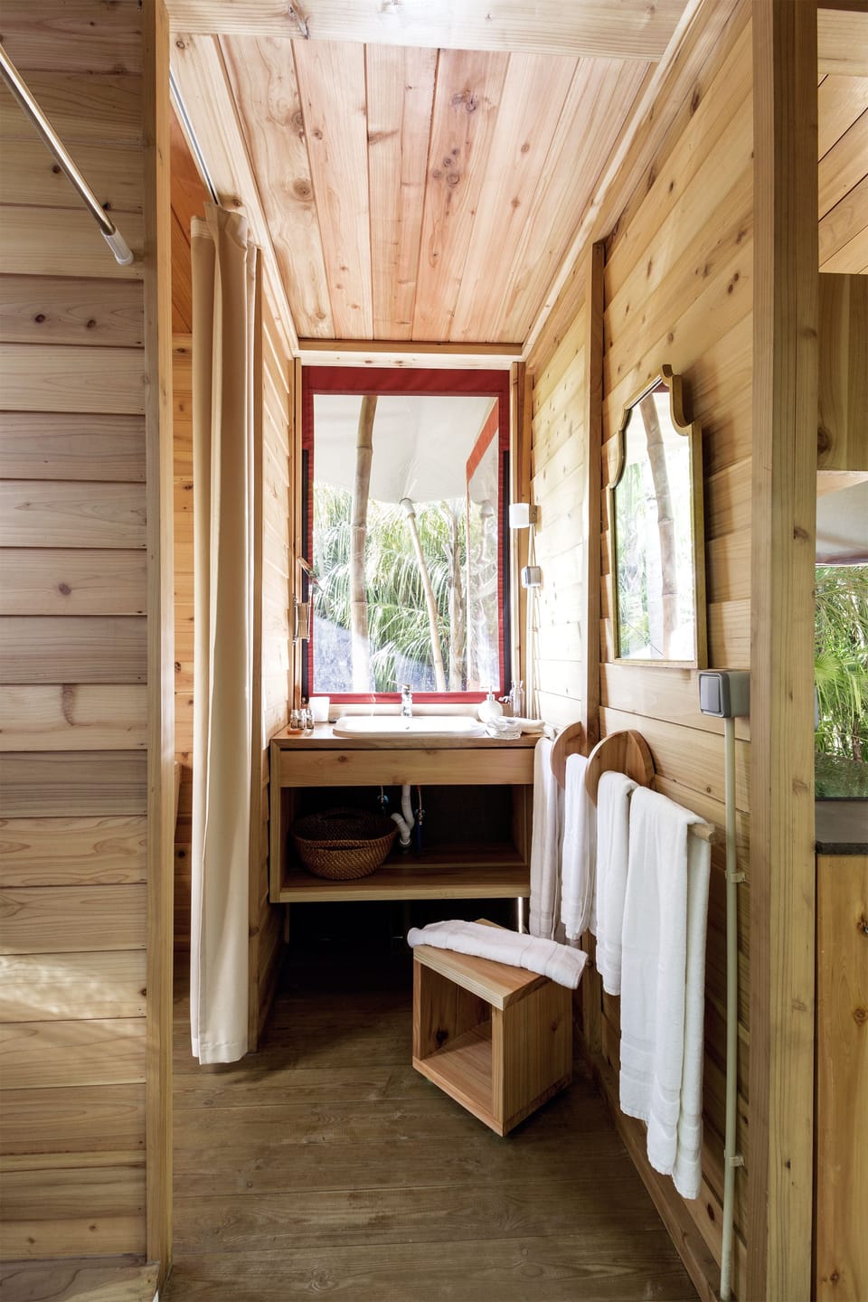 Superior Tent, Garden View | Bathroom | Rainfall showerhead, free toiletries, hair dryer, towels