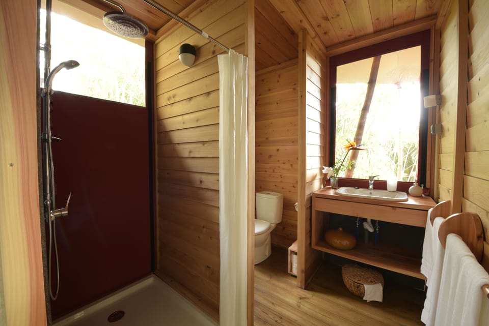 Superior Tent, Garden View | Bathroom | Rainfall showerhead, free toiletries, hair dryer, towels