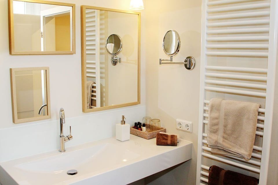 Comfort Double Room, 1 Queen Bed | Bathroom sink