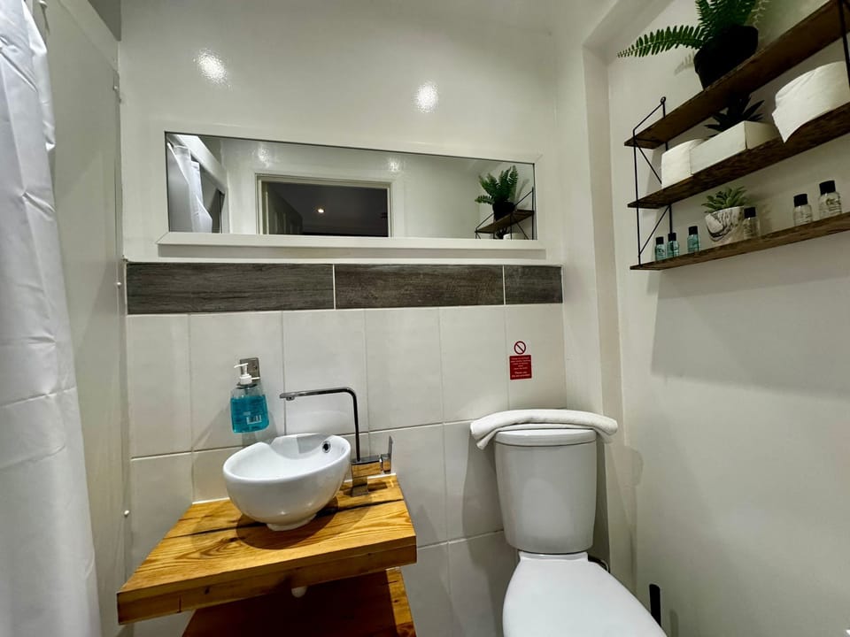 Standard Triple Room, Ensuite | Bathroom