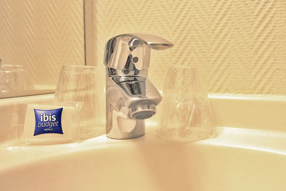 Twin Room, 2 Twin Beds | Bathroom | Shower, eco-friendly toiletries, towels, shampoo