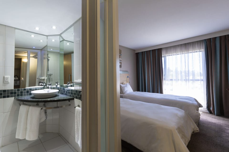 Standard Room, 2 Twin Beds, Smoking | Minibar, in-room safe, desk, laptop workspace