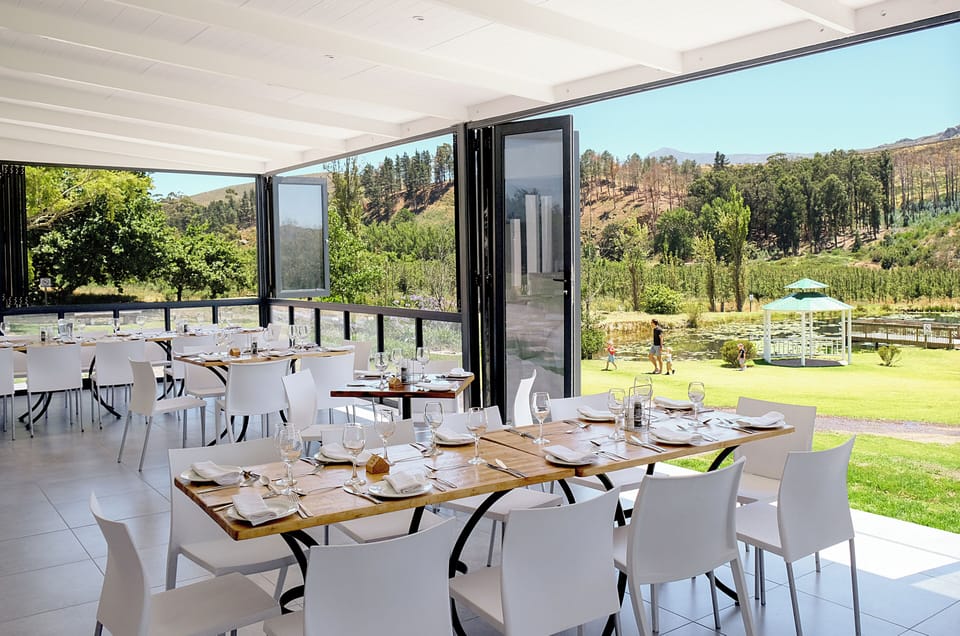 2 restaurants, breakfast served