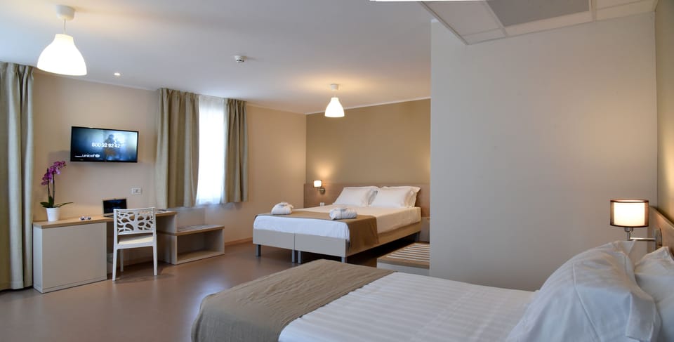 Deluxe Triple Room | Desk, blackout drapes, soundproofing, cribs/infant beds