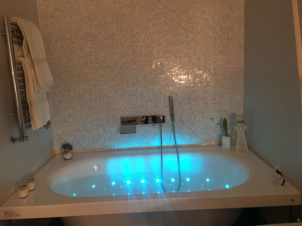 Deluxe Suite, Jetted Tub, City View | Jetted tub