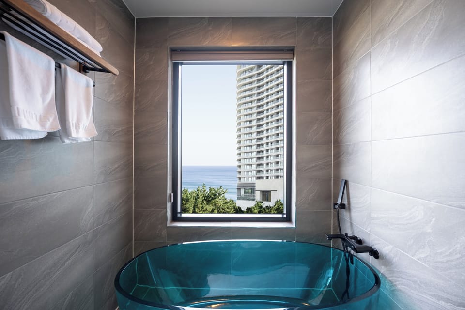 Panorama Suite Ocean | Bathroom | Free toiletries, hair dryer, slippers, bidet