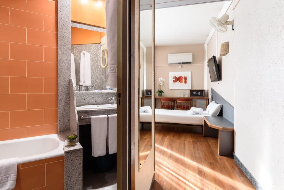 Triple Room | In-room safe, desk, free WiFi, bed sheets