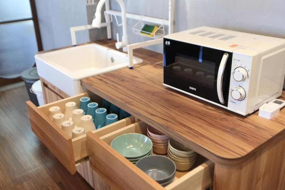 Shared fridge, microwave, cookware/dishes/utensils