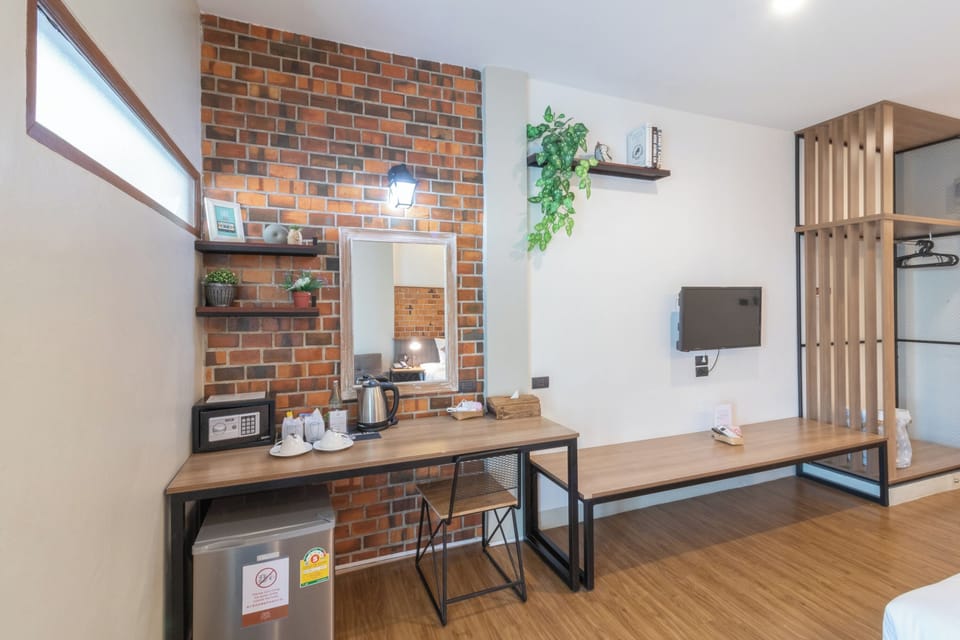 Deluxe Double Room, 1 King Bed, Garden View | In-room safe, laptop workspace, free WiFi, bed sheets