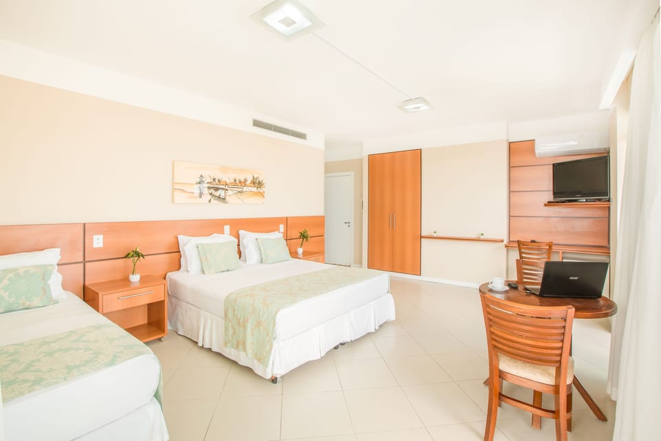 Suite, Hot Tub | Minibar, in-room safe, free WiFi, bed sheets