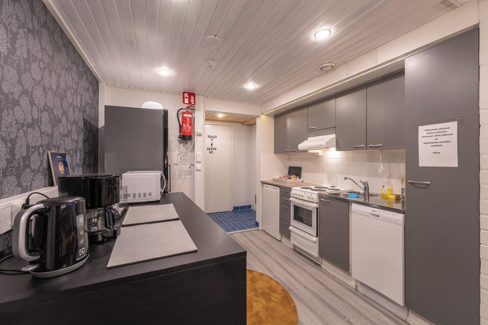 Economy Room, 2 Twin Beds, Non Smoking, Shared Bathroom | Shared kitchen | Electric kettle