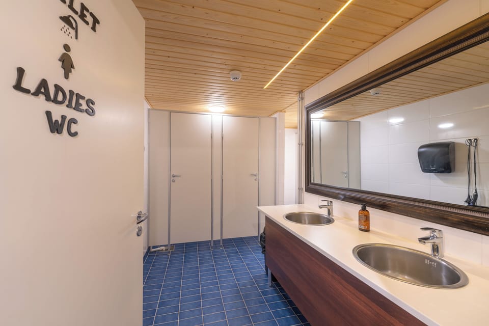 Economy Room, 2 Twin Beds, Non Smoking, Shared Bathroom | Shared bathroom