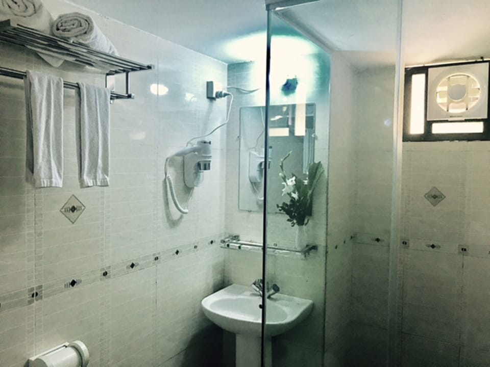 Family Suite, Multiple Beds | Bathroom | Shower, free toiletries, hair dryer, slippers
