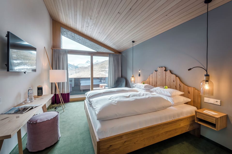 Superior Double Room “Charmante” | In-room safe, desk, free WiFi, bed sheets