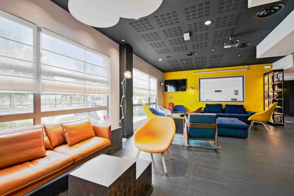 Serves breakfast, lunch, and dinner