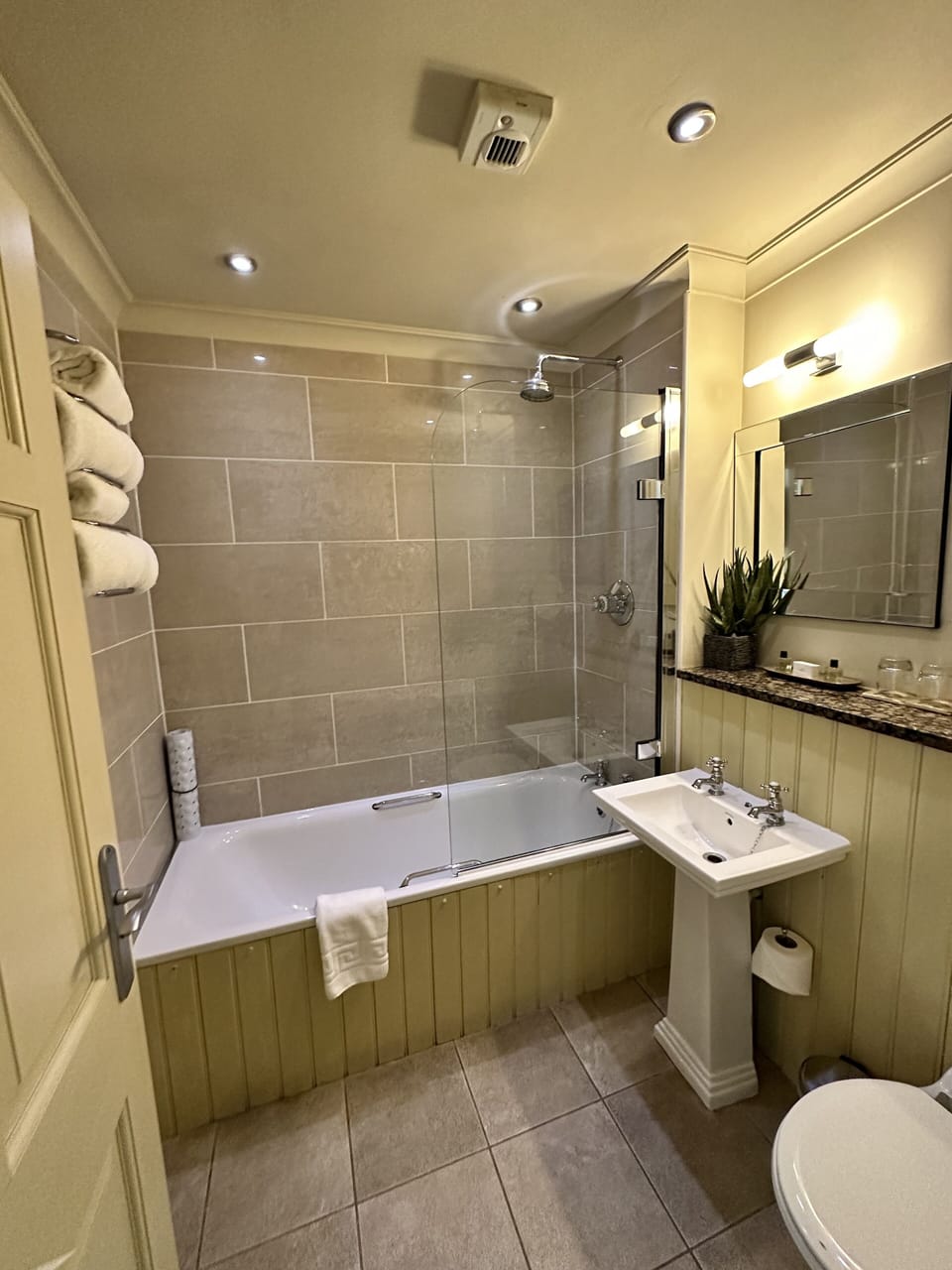 Luxury Double Room | Bathroom | Combined shower/tub, free toiletries, hair dryer, towels