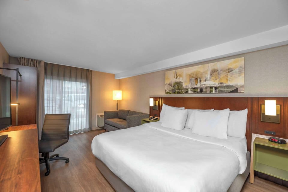 Deluxe Room, Refrigerator, Ground Floor (1 King Bed) | Premium bedding, pillowtop beds, desk, blackout drapes